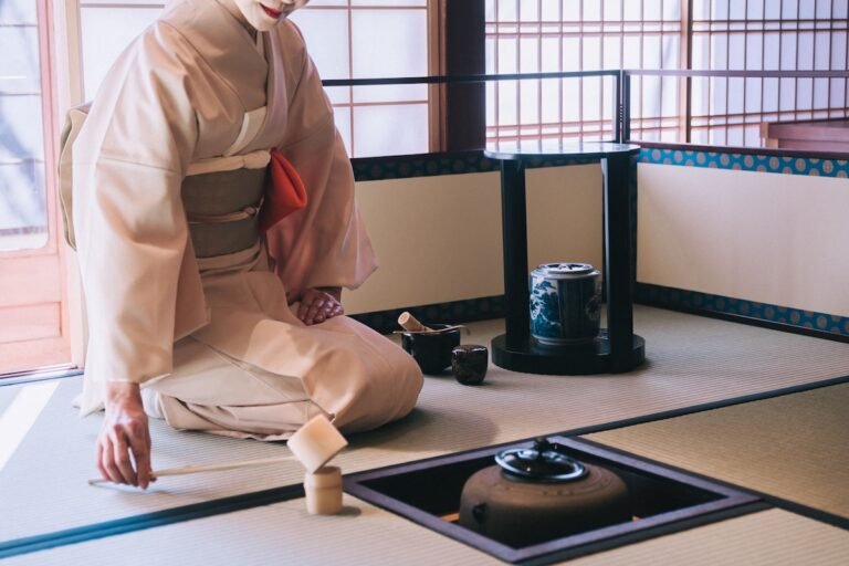 Ceremonia del té con kimono y experiencia de caligrafía japonesa